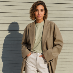 Xaki-bej oversize qadın pencəyinin ön görünüşü