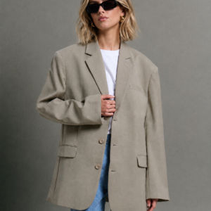 Açıq bej oversize qadın pencəyinin ön görünüşü
